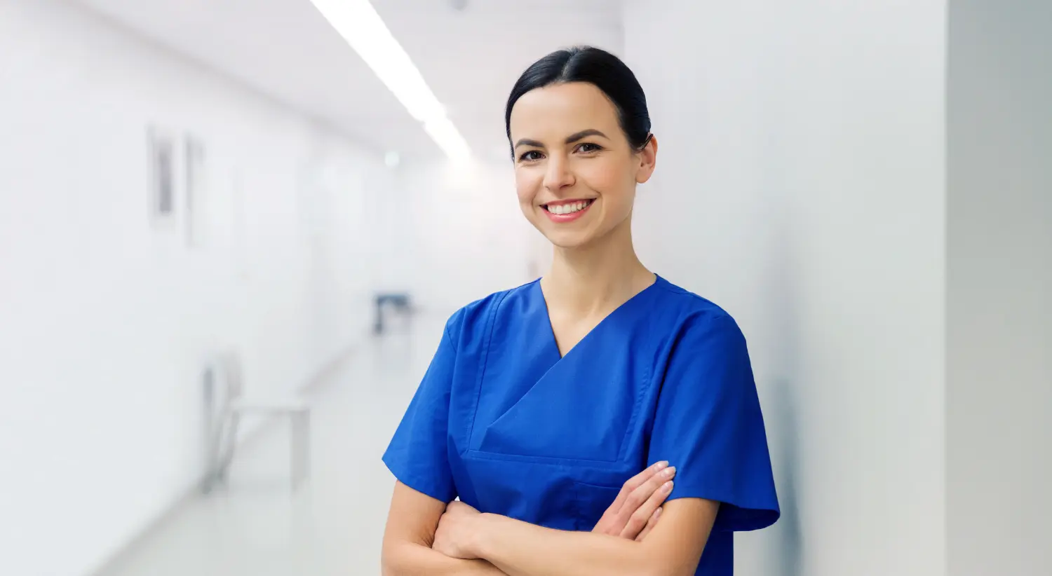 Glücklicher Arzt oder Krankenschwester im Krankenhausflur